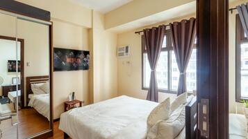 Comfort Condo, 1 Bedroom, Pets Allowed, Pool View | Individually decorated, individually furnished, free WiFi, bed sheets