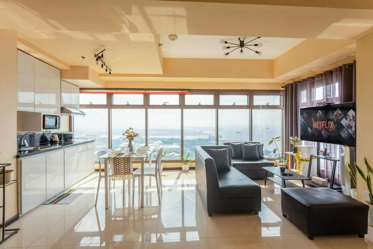 Executive Apartment, 1 Bedroom, Balcony, Bay View | Living room | 50-inch Smart TV with digital channels