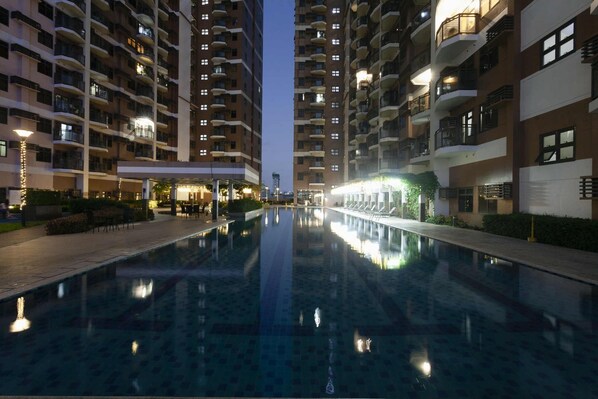 Una piscina al aire libre