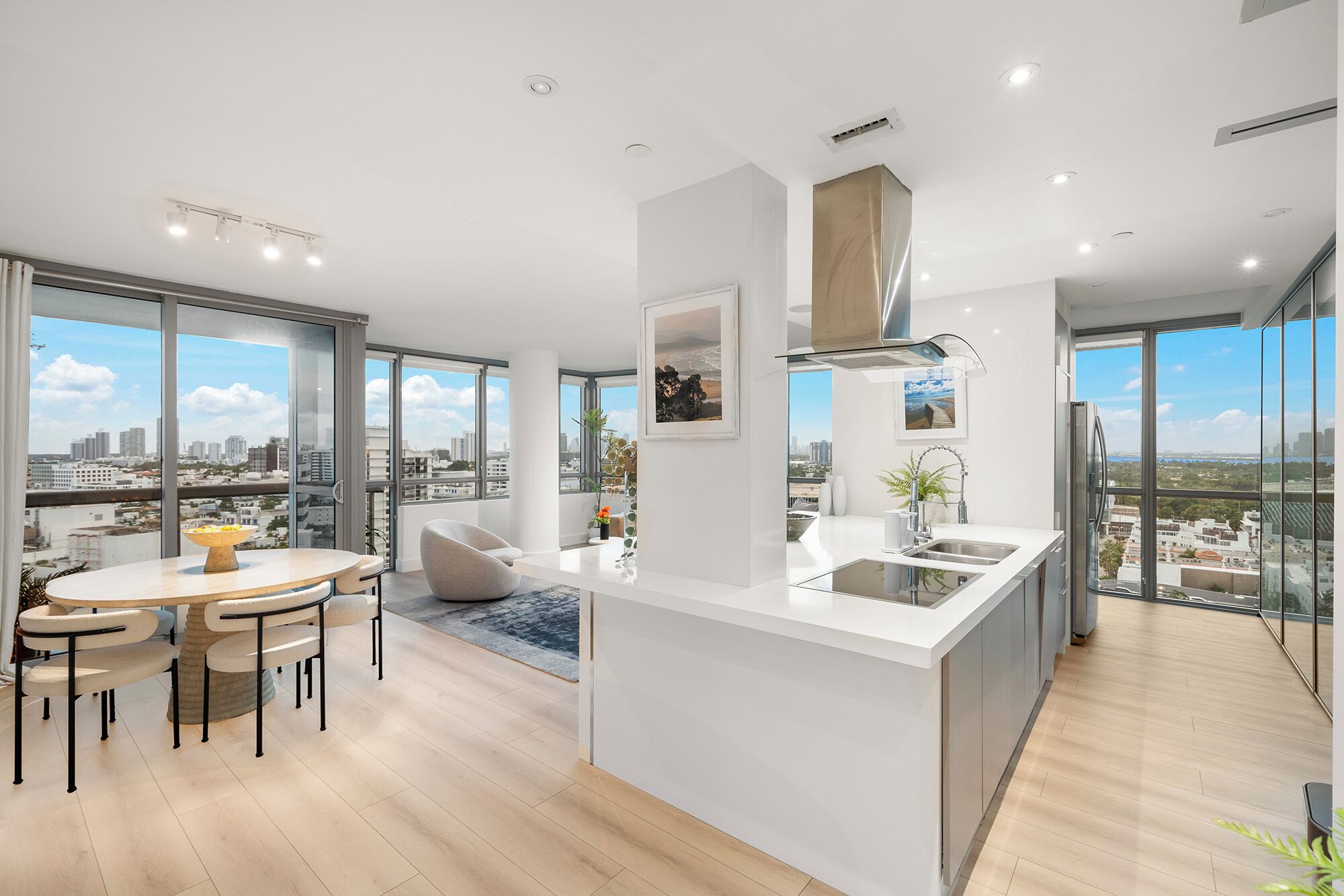 冷蔵庫、電子レンジ、オーブン、コンロ