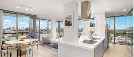 Réfrigérateur, micro-ondes, four, plaque de cuisson