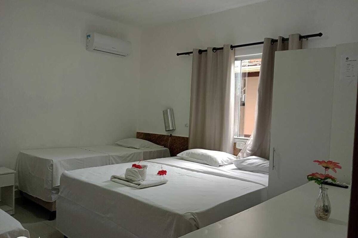 Escritorio, wifi gratis y ropa de cama