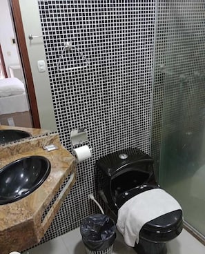 Chuveiro, toalhas de banho, sabonete, papel higiênico