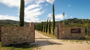 Una puerta de piedra con un letrero que dice 'Borgo Sante Events & Weddings'.