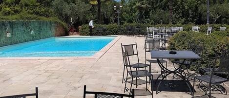 Una piscina al aire libre de temporada (de 08:00 a 20:00), sombrillas