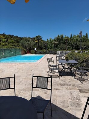 季節性室外泳池；08:00 至 20:00 開放；泳池傘、躺椅