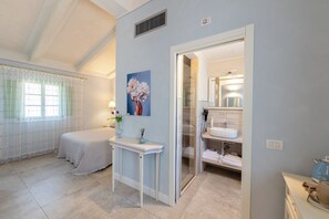 CAMERA MATRIMONIALE CON ACCESSO DISABILI LAVANDA | Salle de bain | Douche, articles de toilette (gratuits), séchoir à cheveux