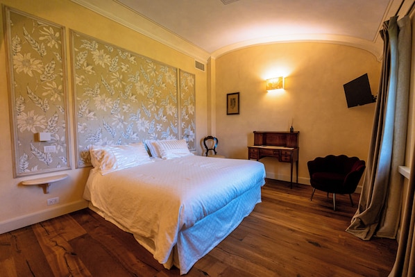 Minibar, desk, free WiFi