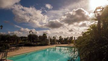 Außenpool (je nach Saison geöffnet), Sonnenschirme, Liegestühle