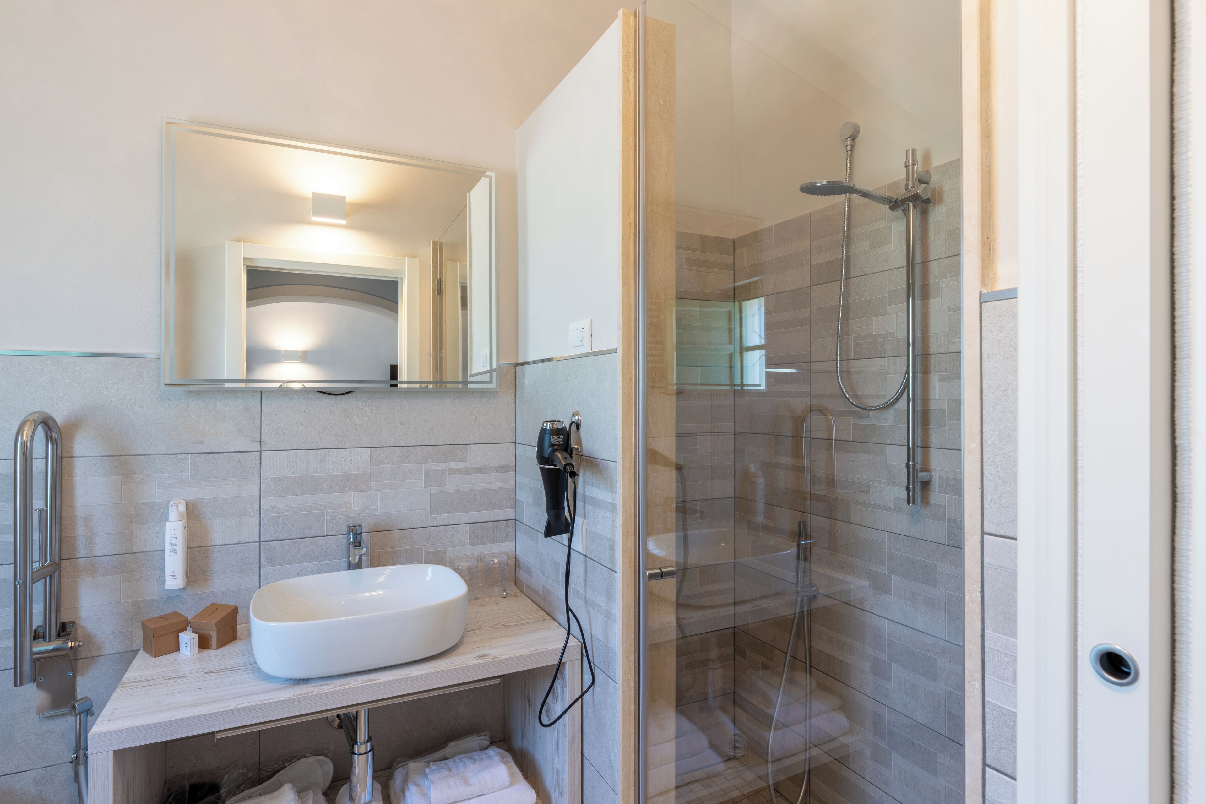CAMERA MATRIMONIALE CON ACCESSO DISABILI ROSMARINO | Salle de bain