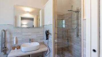 CAMERA MATRIMONIALE CON ACCESSO DISABILI ROSMARINO | Bathroom