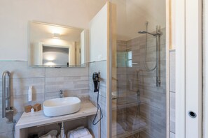 CAMERA MATRIMONIALE CON ACCESSO DISABILI ROSMARINO | Bathroom | Shower, free toiletries, hair dryer, towels - Borgo Sante Country House (Perugia)