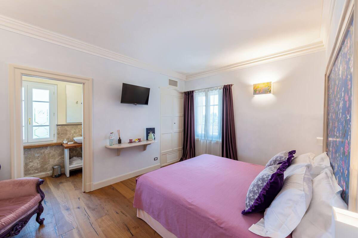 Classic Room ROSA | Minibar, desk, soundproofing, WiFi (free)