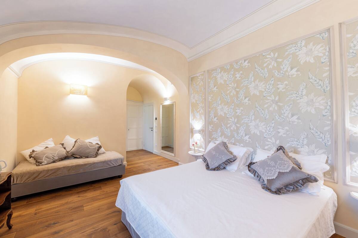 Superior Triple Room VIOLA DEL PENSIERO | Minibar, desk, soundproofing, WiFi (free)