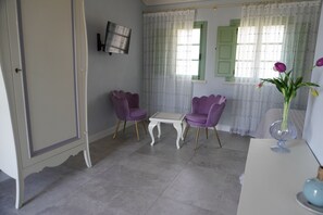 Minibar, desk, free WiFi