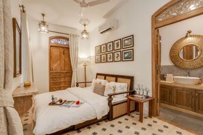 Villa - 4bhk Villa in Siolim Pool Lush Forest View (Siolim)