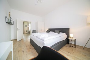 Departamento superior, 2 habitaciones, cocina | Ropa de cama hipoalergénica, cortinas blackout y insonorización
