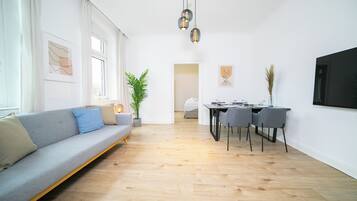 Deluxe-Apartment, 1 Queen-Bett und Schlafsofa, Kochnische | Wohnbereich | 55-Zoll-Smart-TV mit Kabelempfang