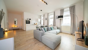 Superior Apartment, 2 Bedrooms, Kitchen | Living room | 55-inch Smart TV with cable channels - Favorite Stays - Suite and More- Kitchen (Neuss)