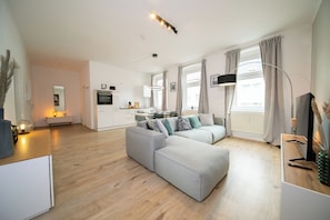 Departamento superior, 2 habitaciones, cocina | Sala de estar | Smart TV de 55 pulgadas con canales por cable