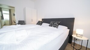 Superior Apartment, 2 Bedrooms, Kitchen | Hypo-allergenic bedding available, blackout drapes, soundproofing - Favorite Stays - Suite and More- Kitchen (Neuss)