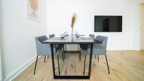 Deluxe Apartment, 1 Queen Bed with Sofa bed, Kitchenette | Living area | 55-inch Smart TV with cable channels - Favorite Stays - Suite and More- Kitchen (Neuss)