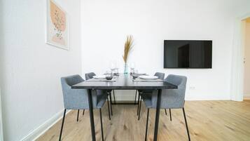 Deluxe-Apartment, 1 Queen-Bett und Schlafsofa, Kochnische | Wohnbereich | 55-Zoll-Smart-TV mit Kabelempfang