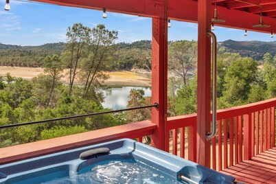 Naci Lakeview Retreat - Spa and Game Room!