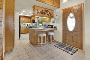 Jääkaappi, mikroaaltouuni, uuni, astianpesukone