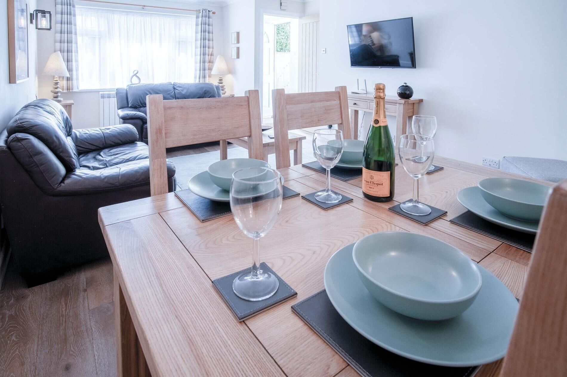 2 عدّة غرف نوم وخدمة الإنترنت