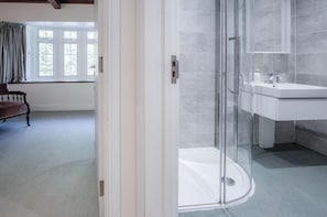 Casa | 5 quartos, acesso à internet de alta velocidade