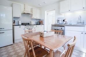 House | 2 bedrooms, Internet - Palace Park - 2 Bedroom Bungalow - Manorbier (Tenby)