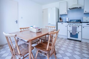 House | 2 bedrooms, Internet - Palace Park - 2 Bedroom Bungalow - Manorbier (Tenby)