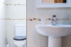 Ein Badezimmer mit Toilette und Waschbecken.