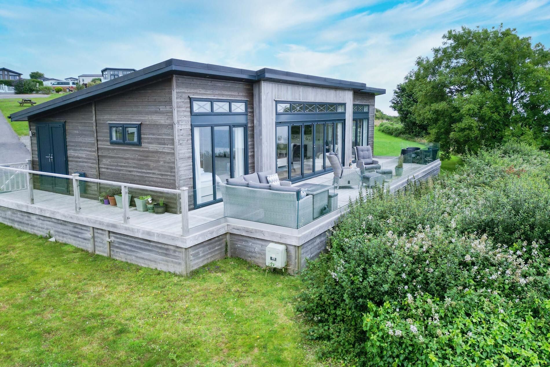 2 عدّة غرف نوم وخدمة الإنترنت