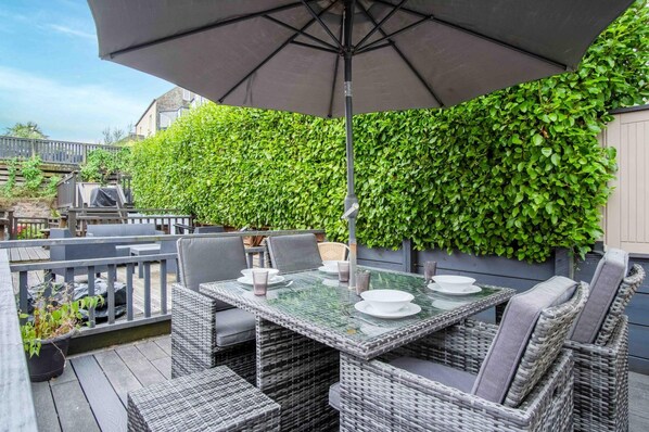 2 عدّة غرف نوم وخدمة الإنترنت