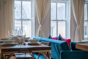 2 عدّة غرف نوم وخدمة الإنترنت