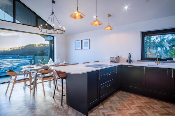 3 عدّة غرف نوم وخدمة الإنترنت