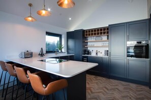 3 عدّة غرف نوم وخدمة الإنترنت