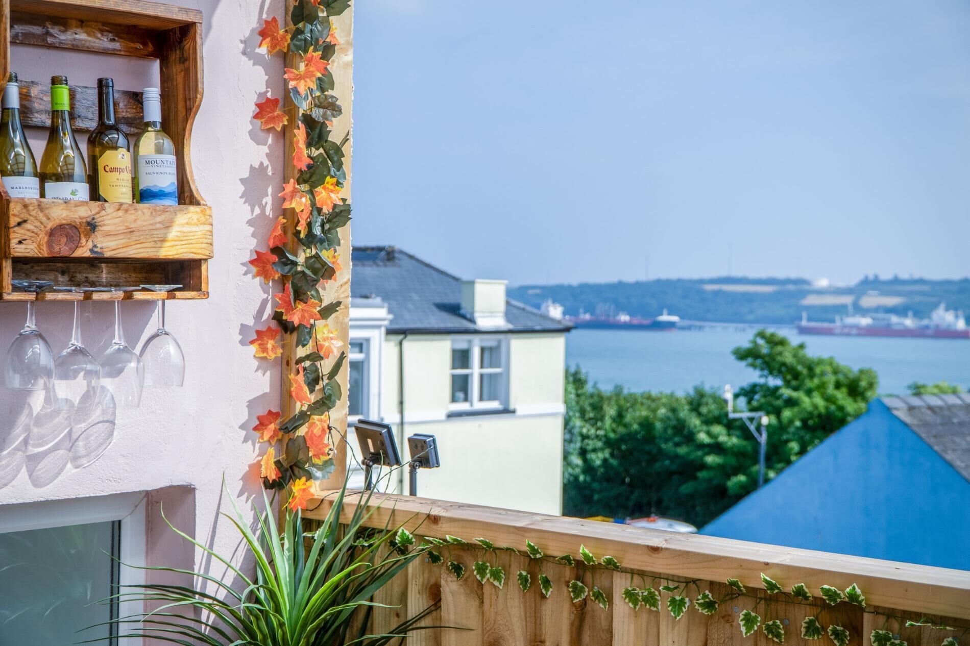 2 عدّة غرف نوم وخدمة الإنترنت