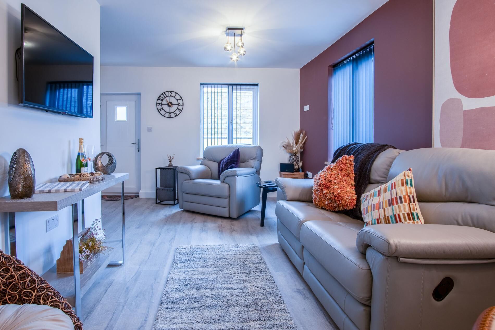 2 عدّة غرف نوم وخدمة الإنترنت