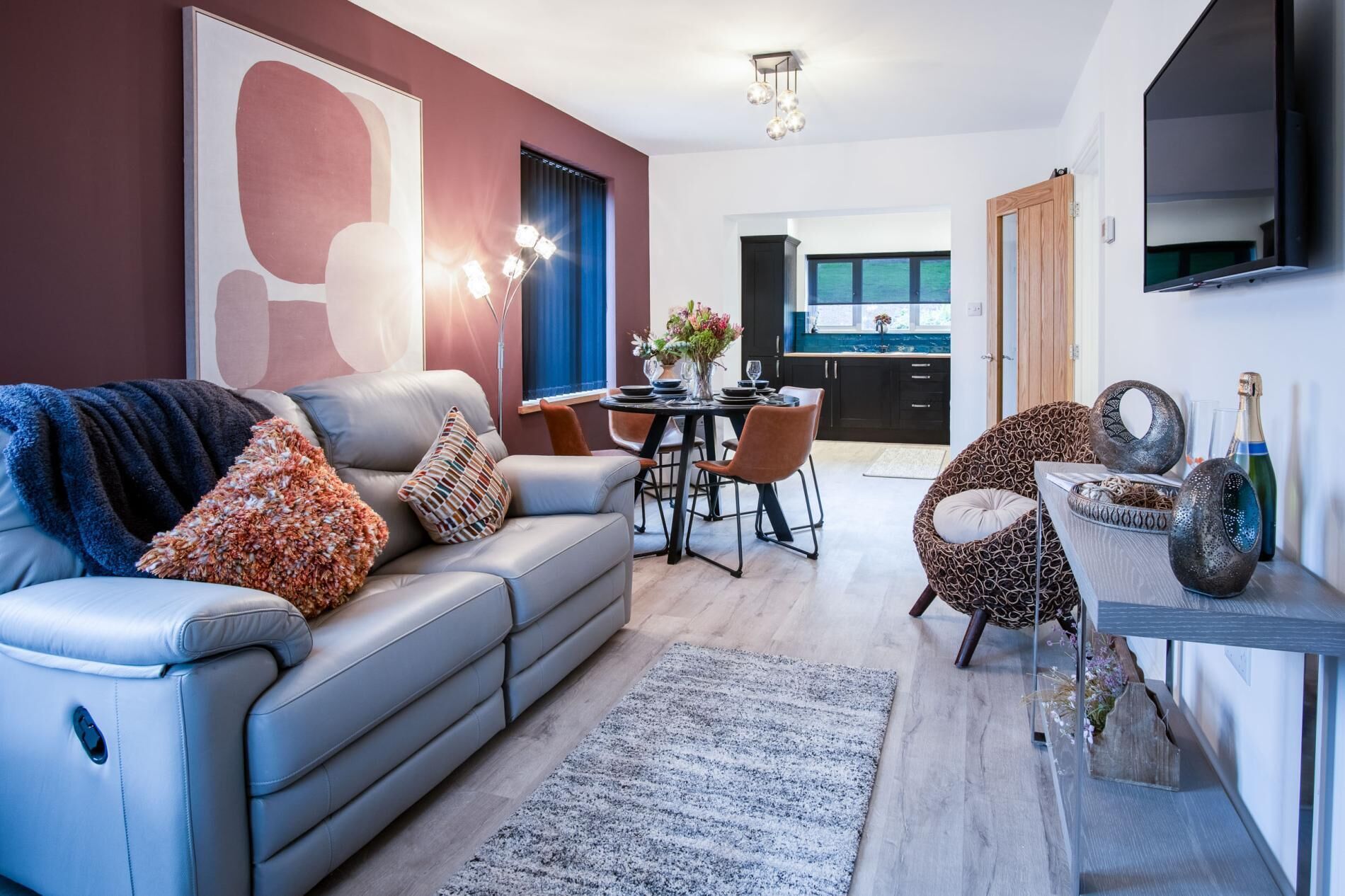 2 عدّة غرف نوم وخدمة الإنترنت