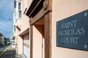 A sign reading 'SAINT NICHOLAS COURT' on a building facade.
