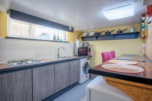 House - Clouds - 1 Bedroom Holiday Home - Milford Haven (Milford Haven)