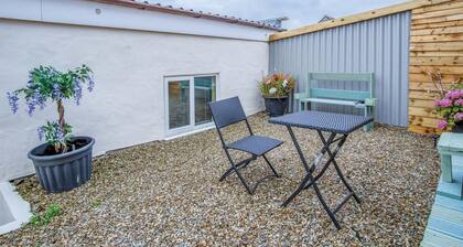 Clouds - 1 Bedroom Holiday Home - Milford Haven