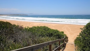 Una spiaggia nelle vicinanze