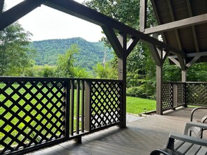 Terrace/patio - Cierra Falls-Creek Front, Pet Friendly Easy Access (Maggie Valley)