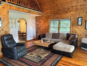 TV - Cierra Falls-Creek Front, Pet Friendly Easy Access (Maggie Valley)