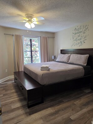 2 chambres, fer et planche à repasser, Wi-Fi, draps fournis