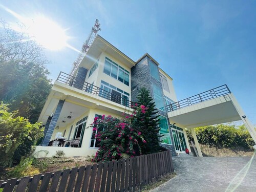 Sea View Luxury Mansion • Pool & Jacuzzi